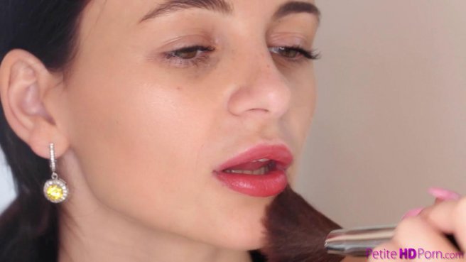 Парень приехал с работы и повалил на кровать девицу в черных туфлях, чтобы классно выебать #1