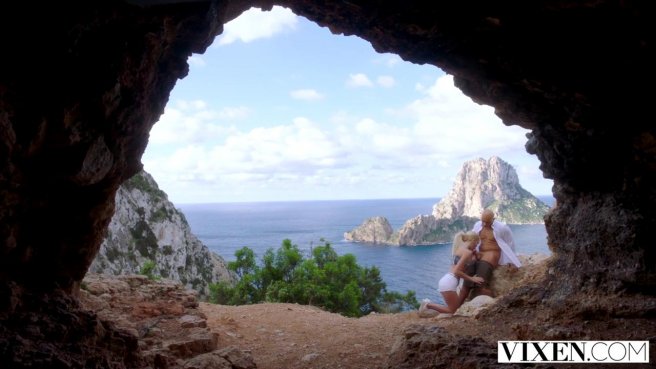 Мужик на вилле выдал громадный хер в ротик стройной блондинки