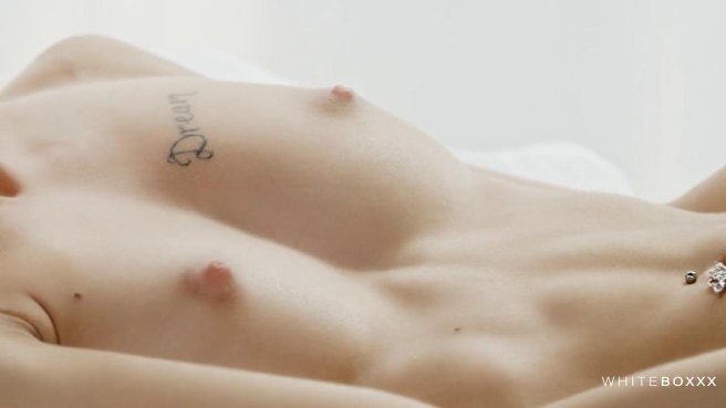 Пацан нежно задирает ноги блондинки и таранит ее писюлю бритой палкой #1