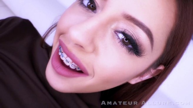 Красотка с аппетитом сосет член и трахается с парнем перед камерой