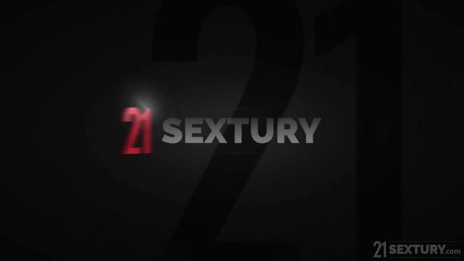 Стройная блондинка сделала футфетиш парню и захотела анального секса #10