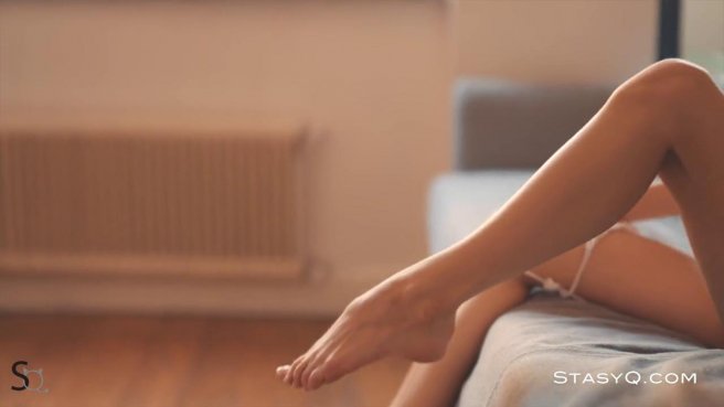 Стройная и симпатичная блондинка эротично демонстрирует свои прелести на камеру