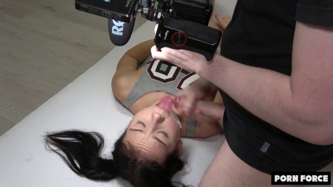 Грубо ебет подругу с хвостиками после отсоса