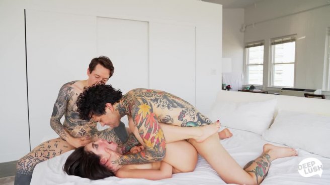 Два кавалера хорошо взлохматили дырки скомницы