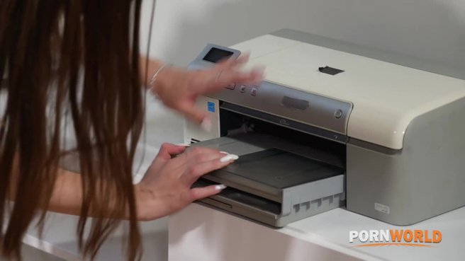 Эту секретаршу точно с работы не выгонят #2