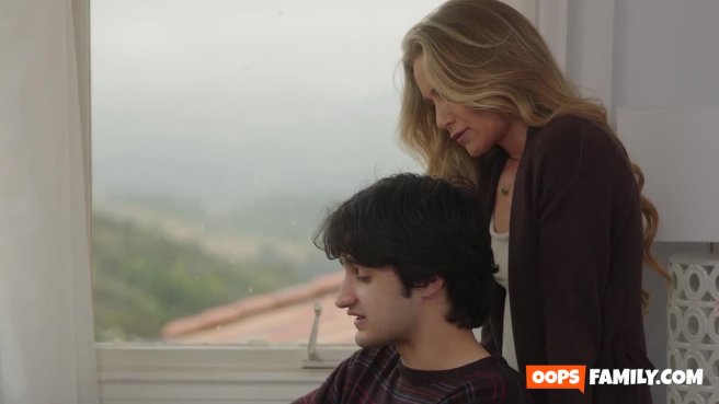 Красивая мачеха покажет класс в постели #1