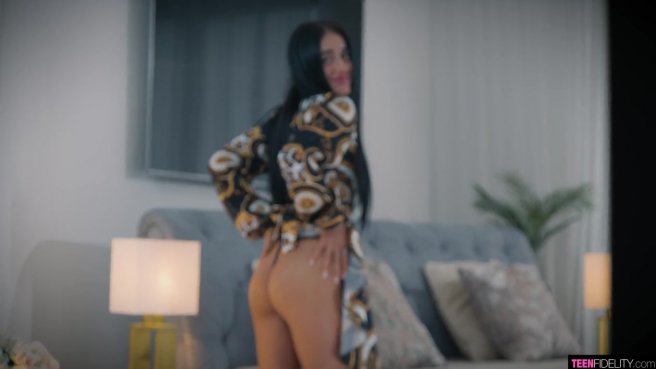 Грубоватые любительские развлечения с очень красивой брюнеткой #1